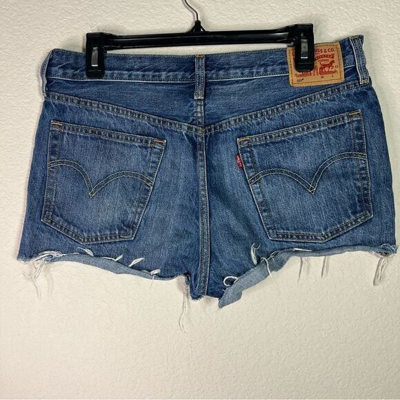Levi's Womens 501 Jean Shorts Denim Cherry Embroidered Cut Off Medium Wash 31 - Picture 2 of 8